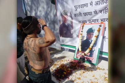 #Pulwama: Captain Kapil Kundu mother arrived at Martyr Ajay kumar home in meerut