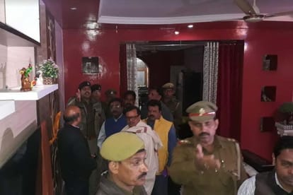 Crooks robbed the house, murder businessman son by hanging in Meerut