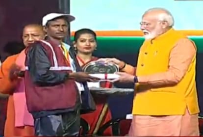 Kumbh 2019: PM Modi washes feet of sanitation workers at Kumbh in Prayagraj