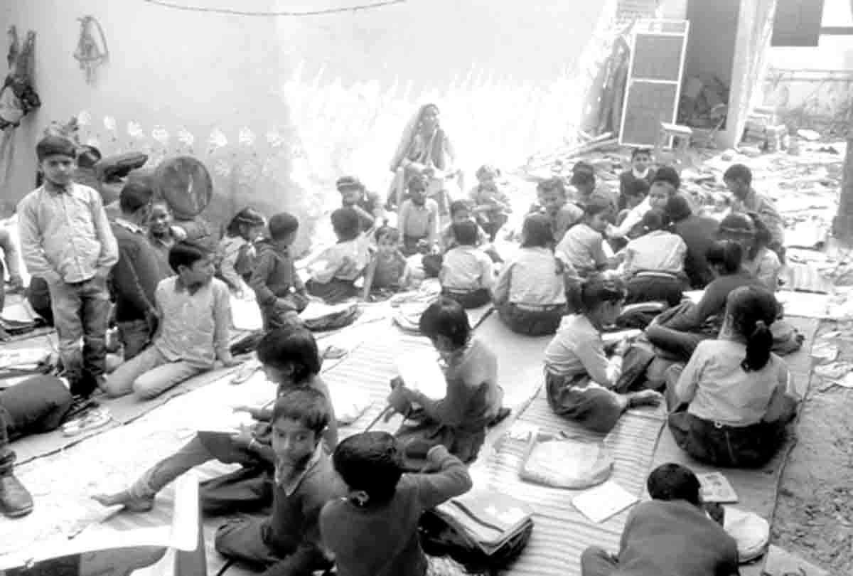 Pratapgarh: animals inside the school, classes in field