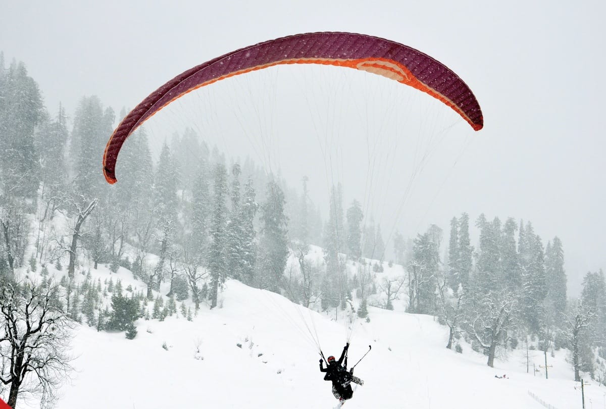 fresh snowfall in rohtang and two house damaged due to avalanche in himachal