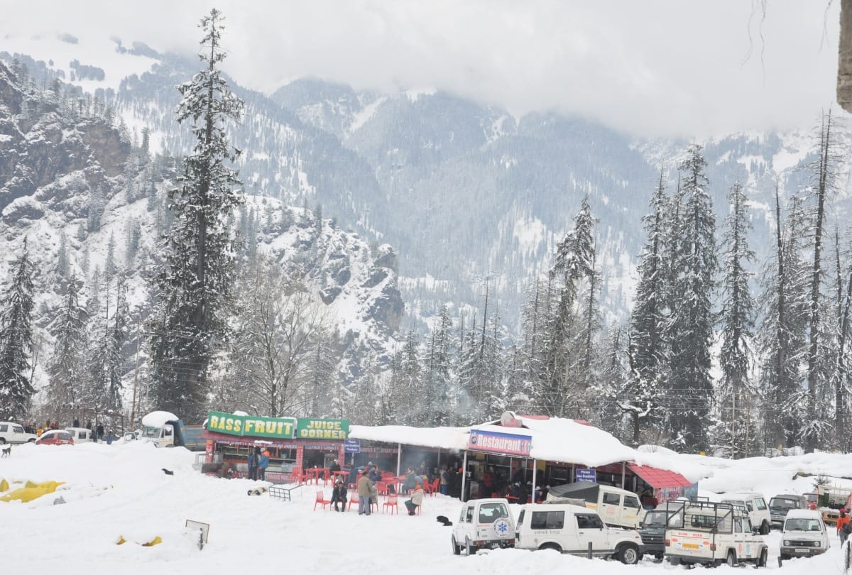 fresh snowfall in rohtang and two house damaged due to avalanche in himachal