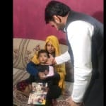 भाजपा नेता श्रीकांत त्यागी ने शहीद विजय कुमार की पत्नी विजय लक्ष्मी को सहायता राशि का चेक देने के बाद बेटी आराध्या को भी दुलारा।