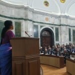तीनों सेना प्रमुखों के साथ उच्चस्तरीय बैठक करतीं रक्षामंत्री