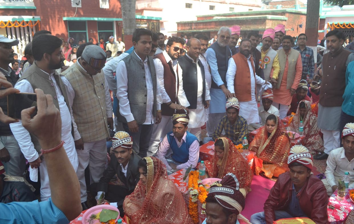 सामूहिक विवाह में 101 जोड़े शादी के बंधन में बंधे
