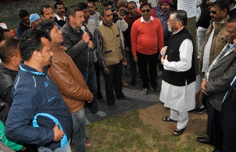 आईवीआरआई में कर्मचारियों ने मंत्री के सामने किया प्रदर्शन