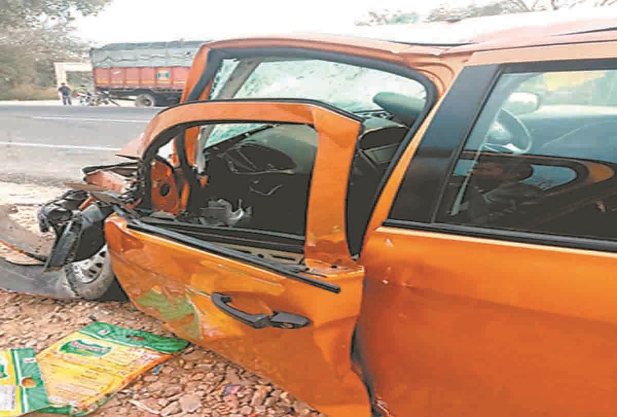 Car Accident in Pratapgarh, killing three people of same family, two injured