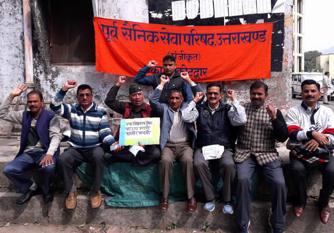धारा-370 समाप्त करने की मांग को पूर्व सैनिकों ने दिया तहसील में धरना