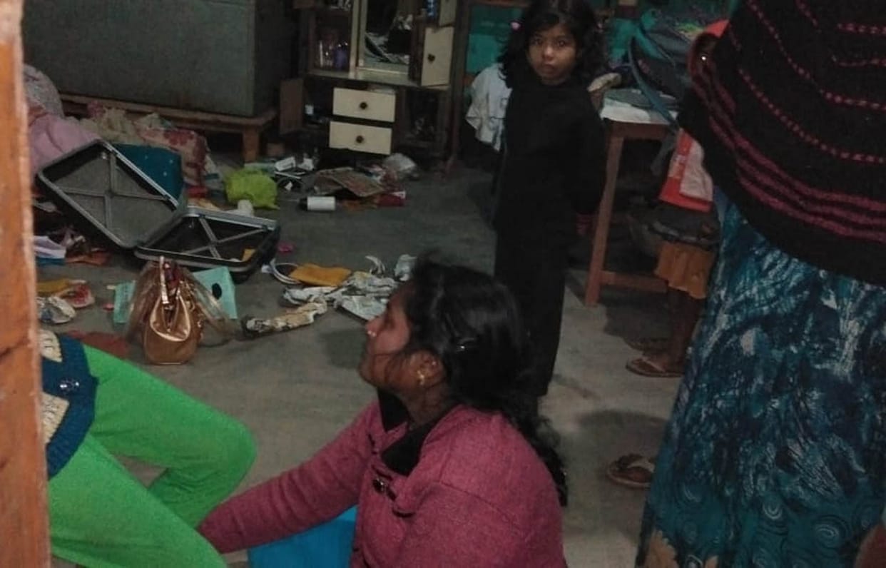 छत के रास्ते घर में घुसे चोरों ने डेढ़ लाख के जेवर उड़ाए
