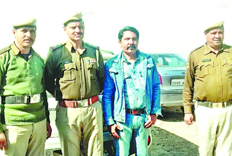 चिंतपूर्णी में कार से पकड़ी साढ़े नौ ग्राम चरस
