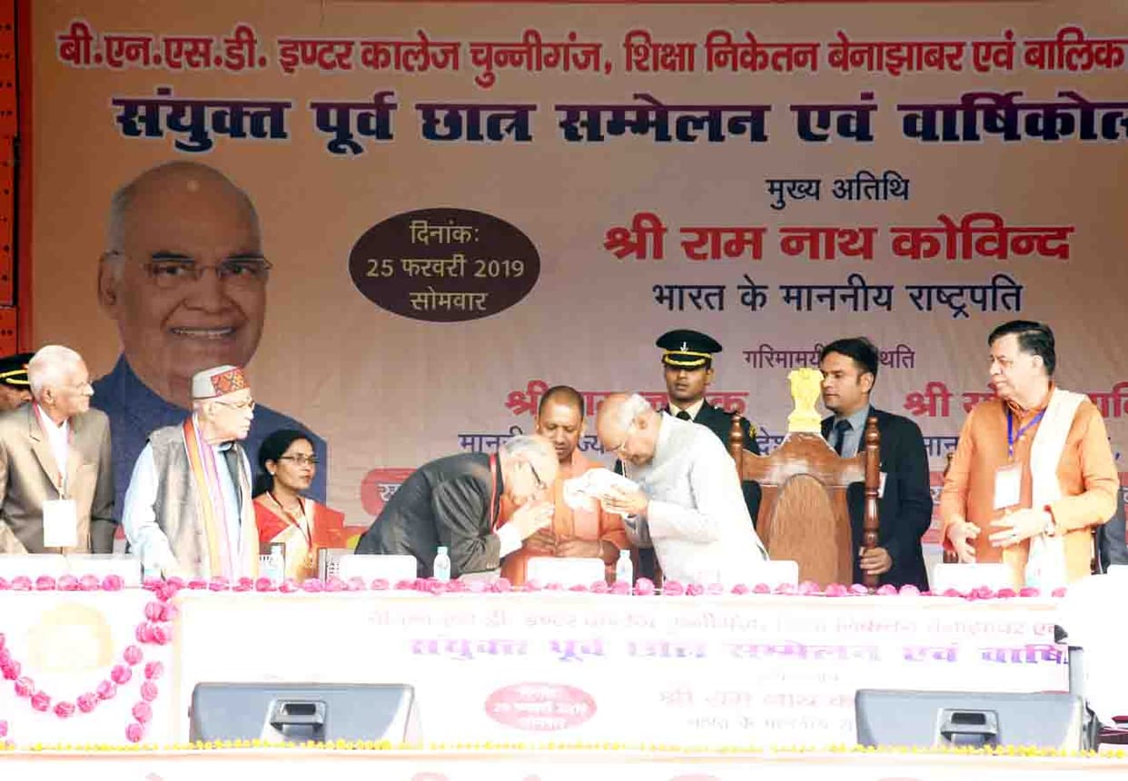 President breaks down protocol To honor his guru