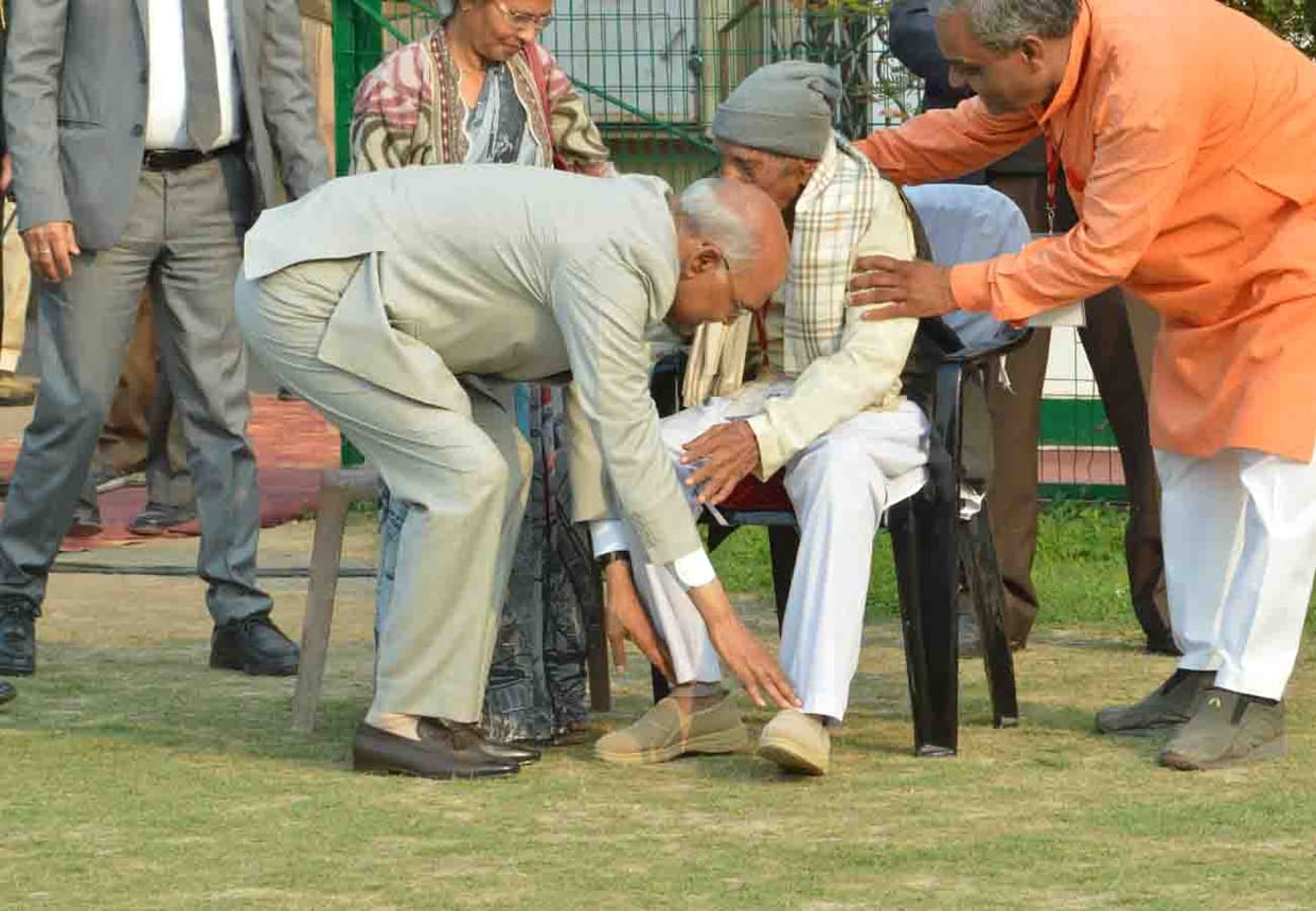 President ram nath kovind touch his teacher feet