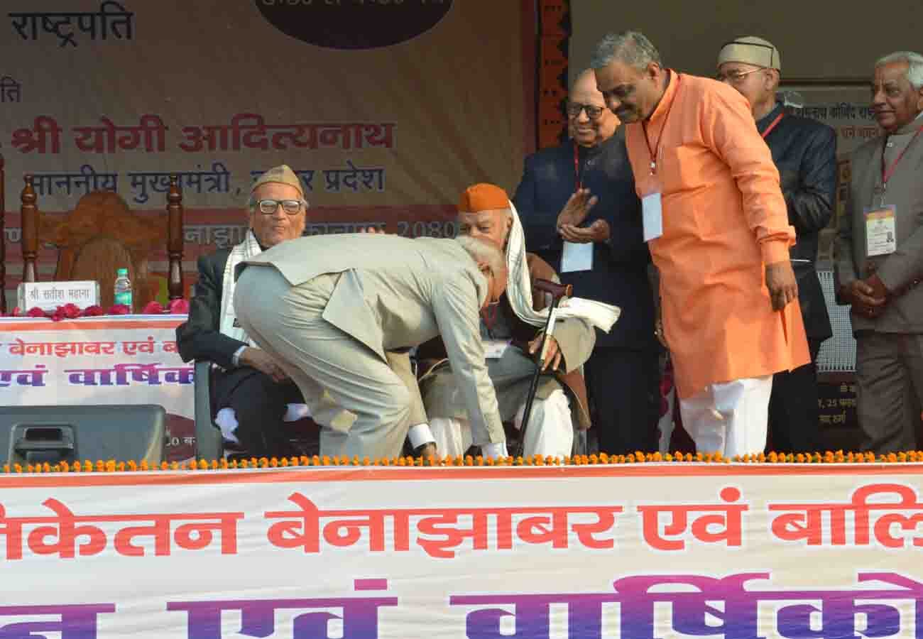 President ram nath kovind touch his teacher feet