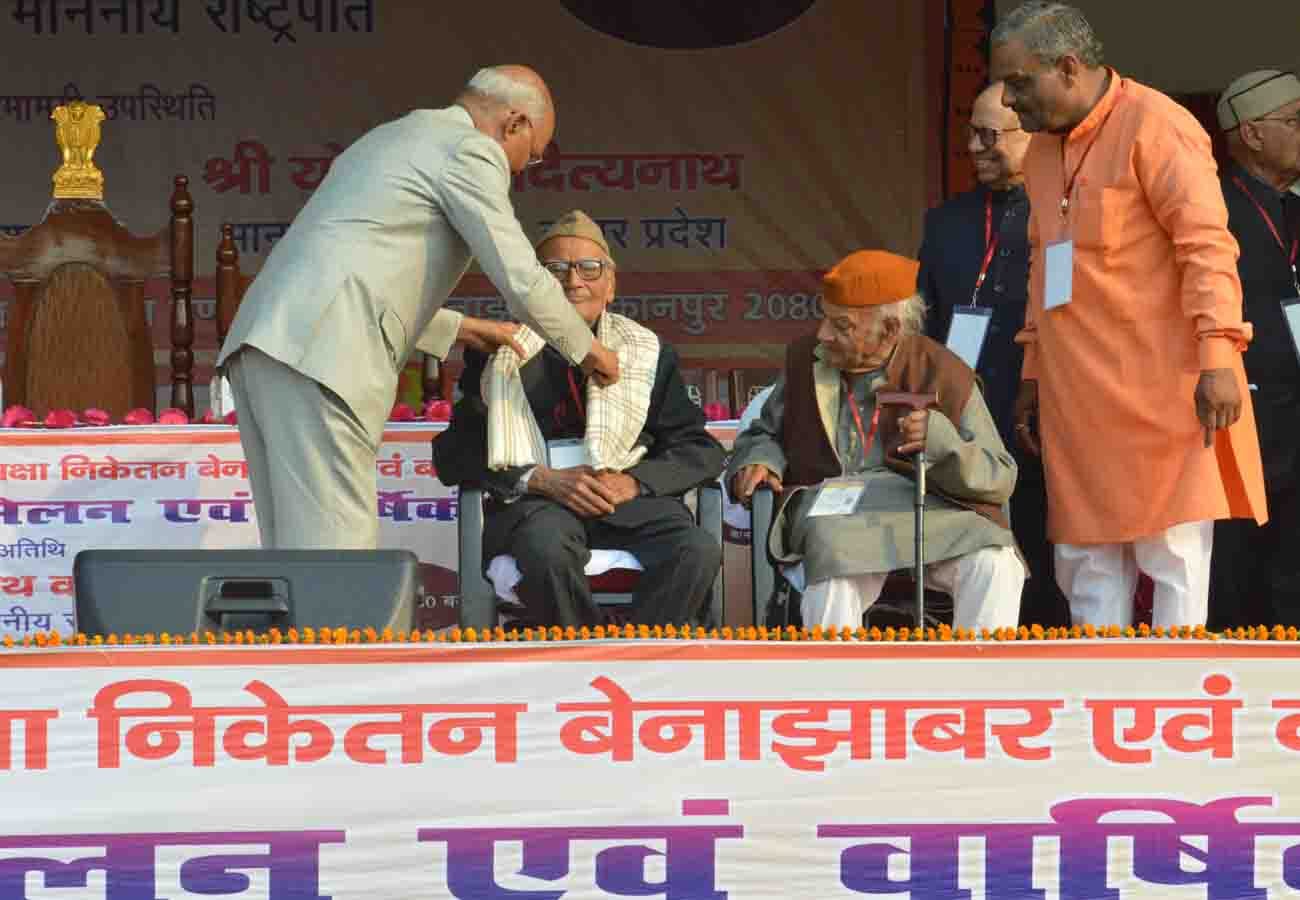 President ram nath kovind touch his teacher feet