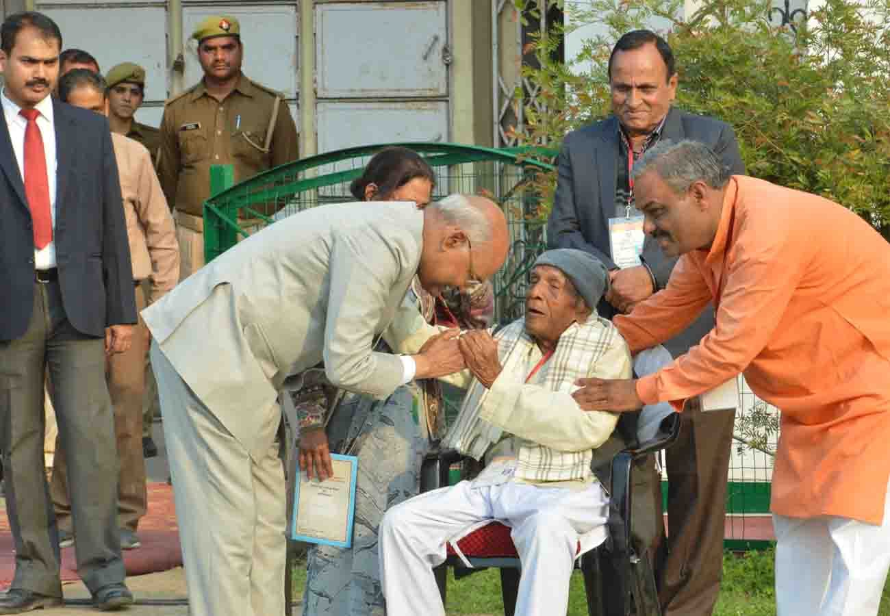 President ram nath kovind touch his teacher feet