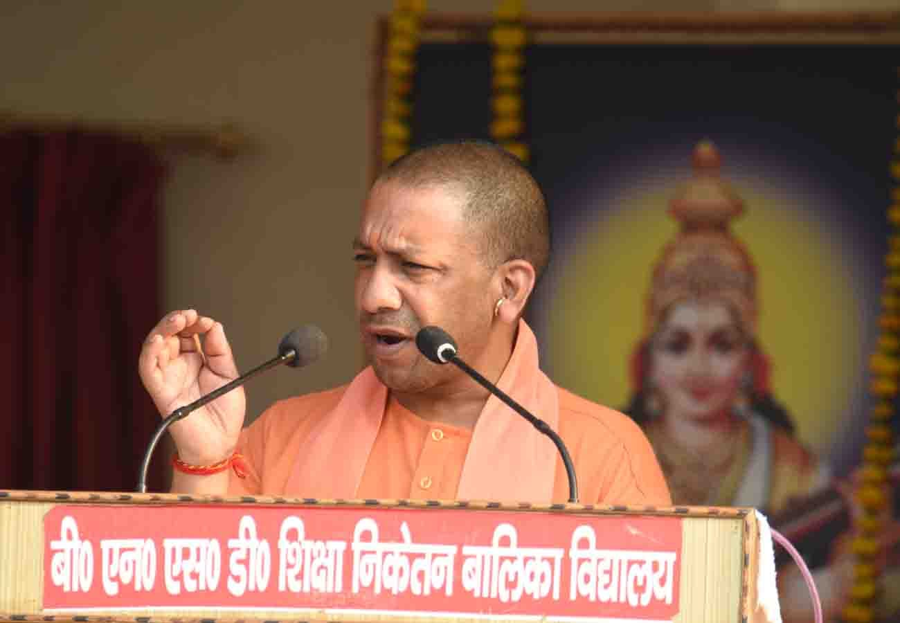 Chief Minister Yogi Adityanath gets angry to See dirt