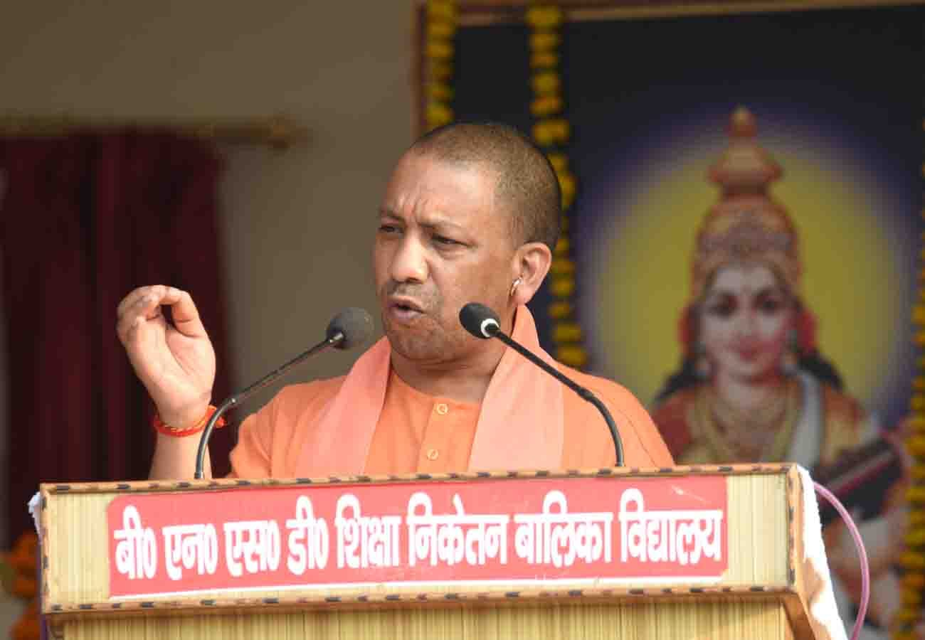 Chief Minister Yogi Adityanath gets angry to See dirt