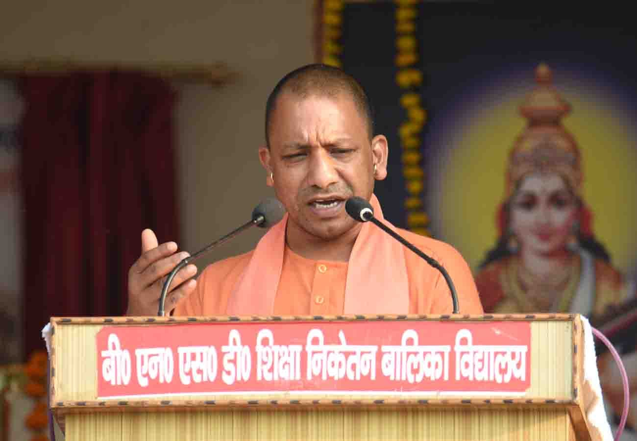 Chief Minister Yogi Adityanath gets angry to See dirt