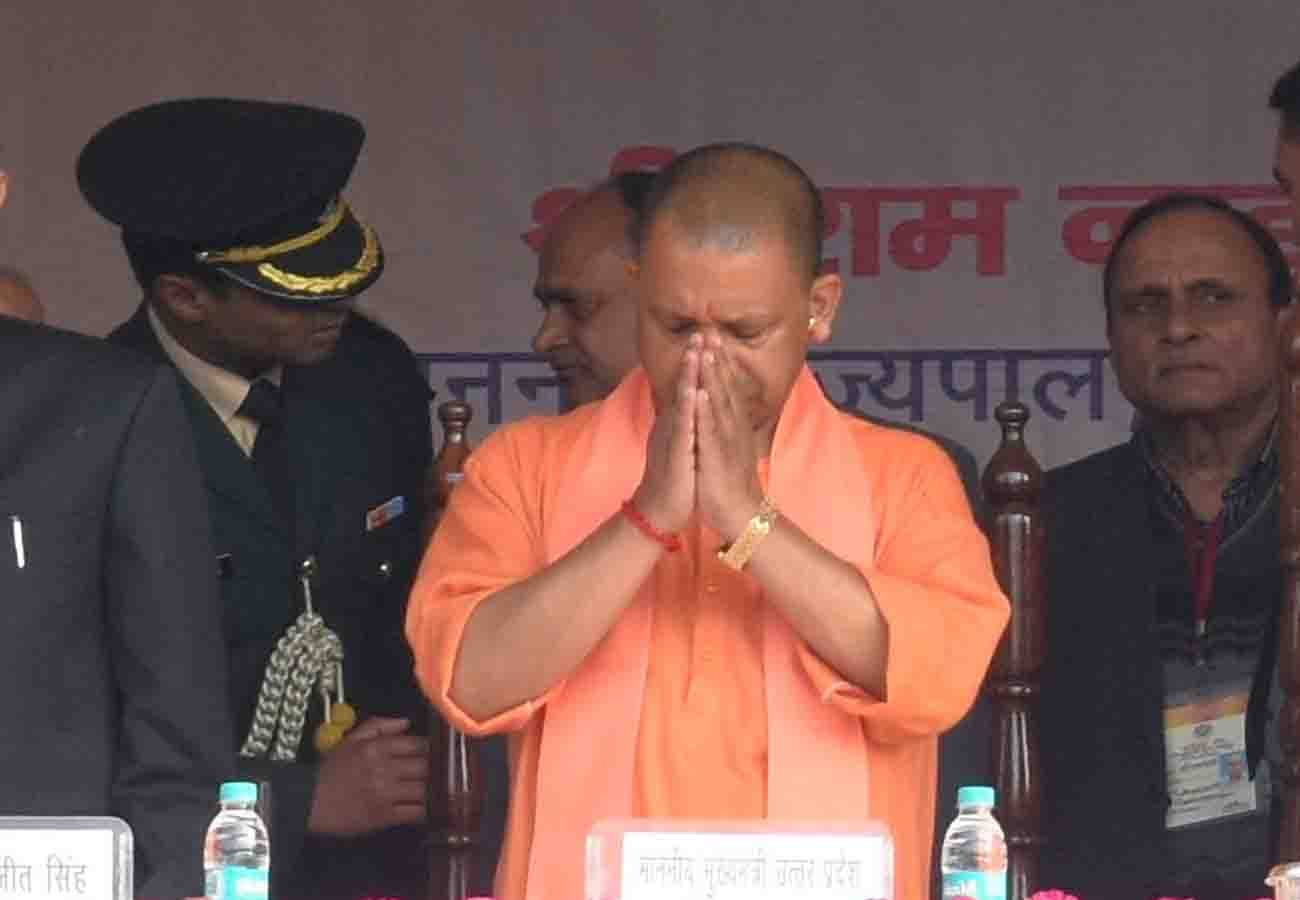 Chief Minister Yogi Adityanath gets angry to See dirt