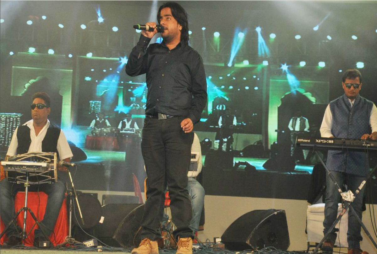 Divyang artists pay tribute to martyrs in Taj Mahotsav