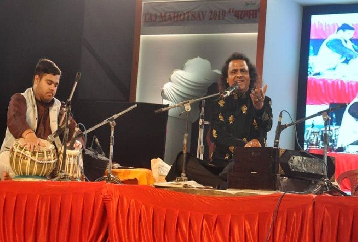 Divyang artists pay tribute to martyrs in Taj Mahotsav