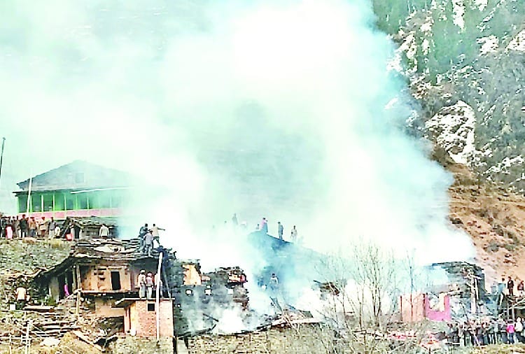 पावर स्प्रे से आग पर पाया काबू, 51 घर जलने से बचाए