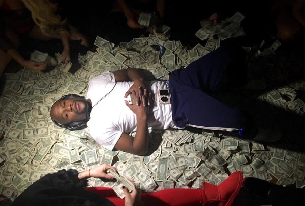 Floyd Mayweather luxurious life Banks Delivered Cash to His House In Trucks