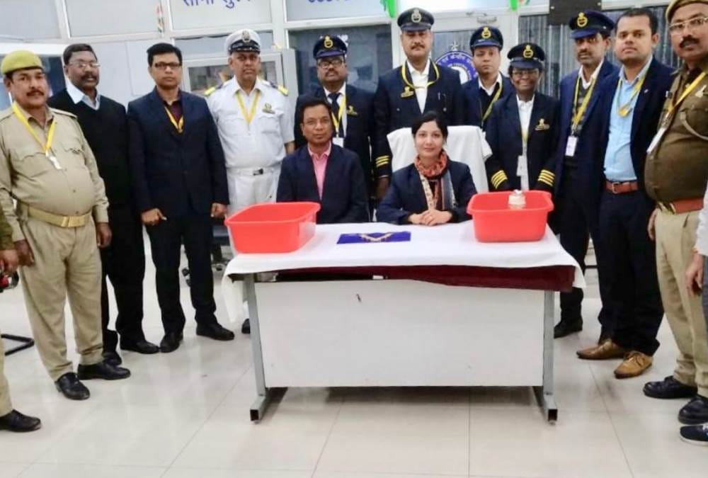 gold smuggler held at lucknow airport