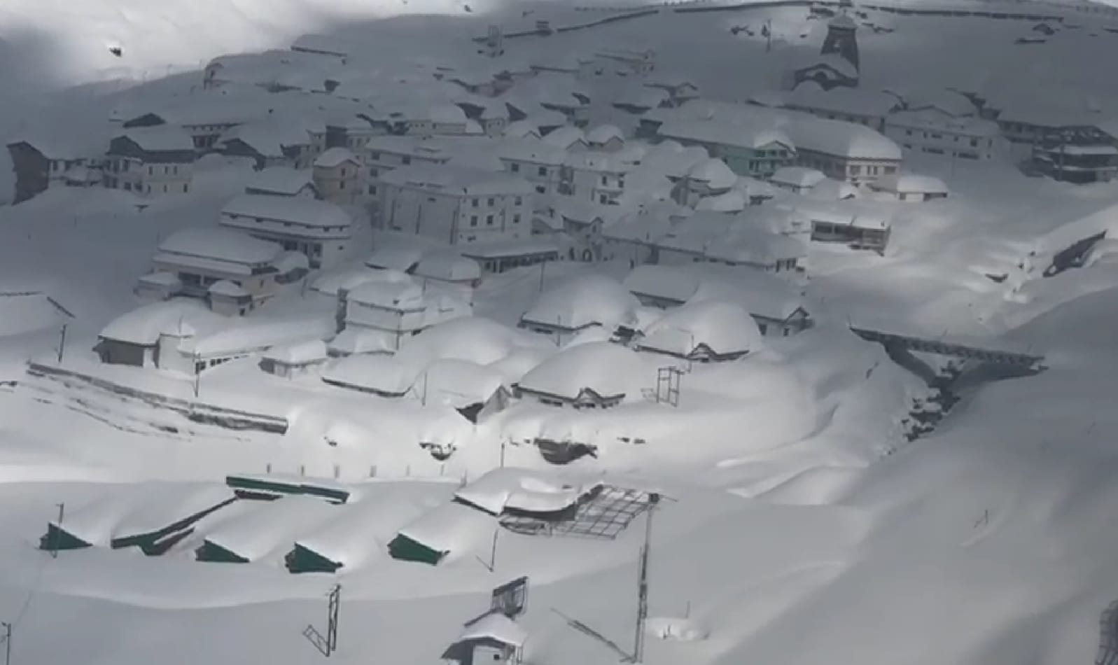 heavy snowfall in kedarnath temple door can be hidden
