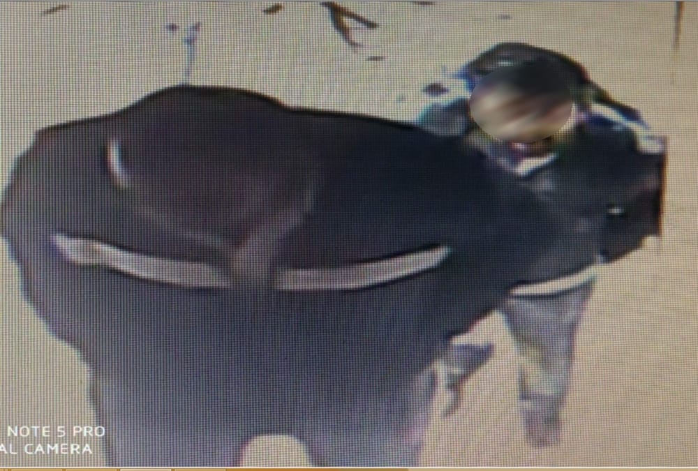 Loot unsuccessful in gold loan company miscreants take only manager purse
