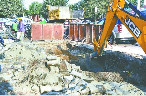 चौपुला फ्लाईओवर- बगैर एनओसी सेतु निगम ने खुदवा दी थी सड़क