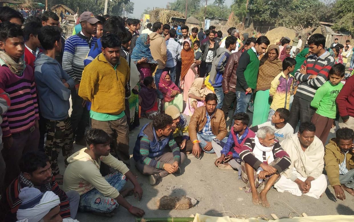 छात्र की मौत पर गुस्साए ग्रामीणों ने लगाया जाम