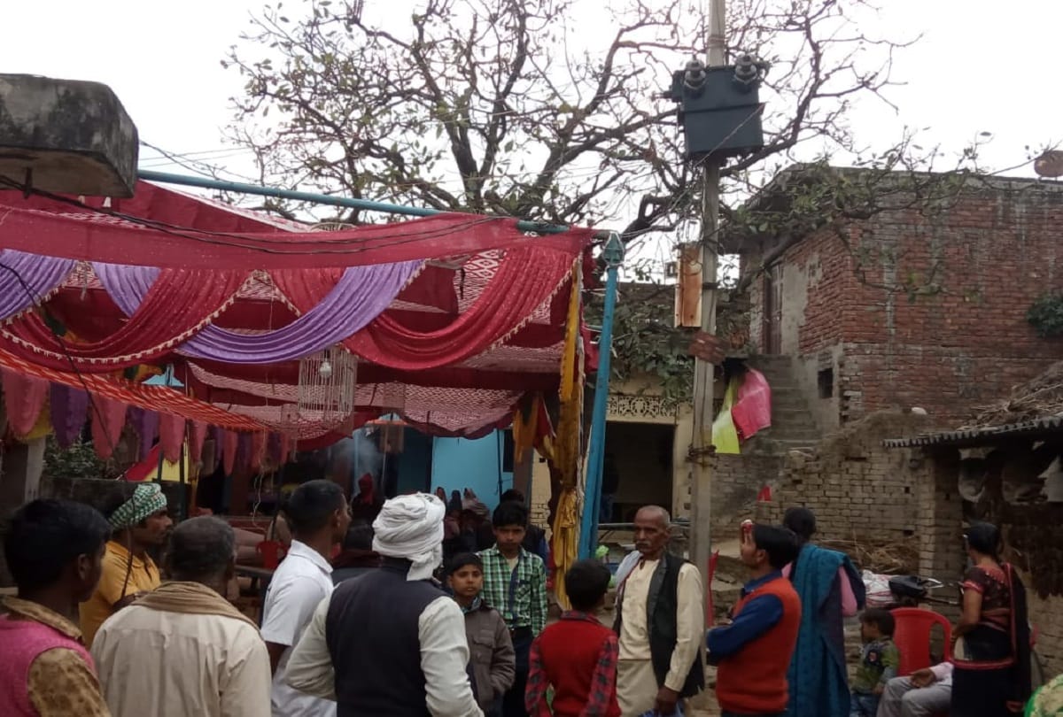 28 injured and four serious due to an Electric wire shock accident in Hawan Programme at Basti