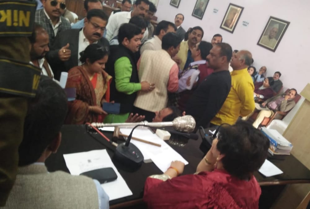 ruckus in nagar nigam in lucknow.