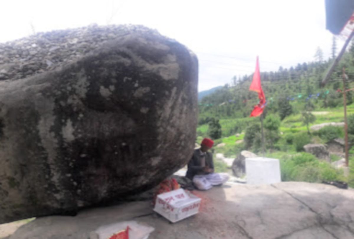 This huge rock can shakes with one finger in mandi himachal