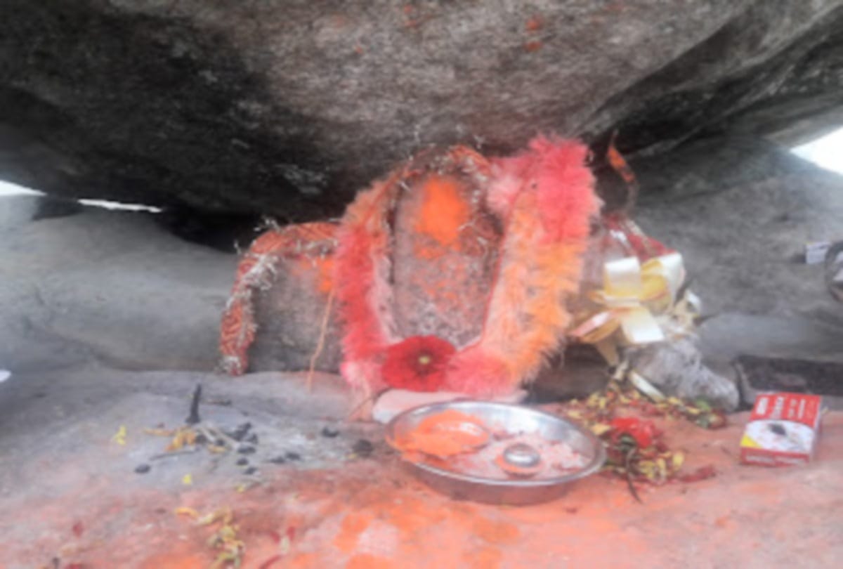 This huge rock can shakes with one finger in mandi himachal