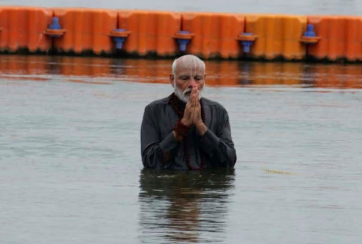 PM Modi historical visit in kumbh prayagraj see pictures
