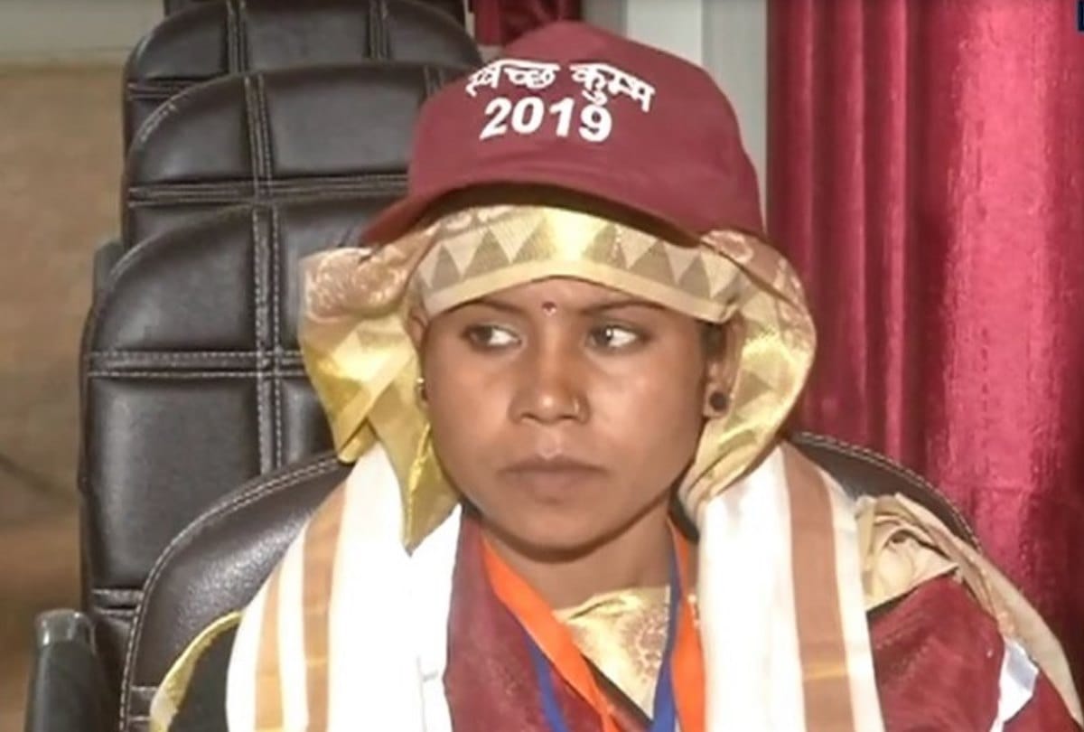 Kumbh 2019: PM Modi washes feet of sanitation workers know about them in pictures