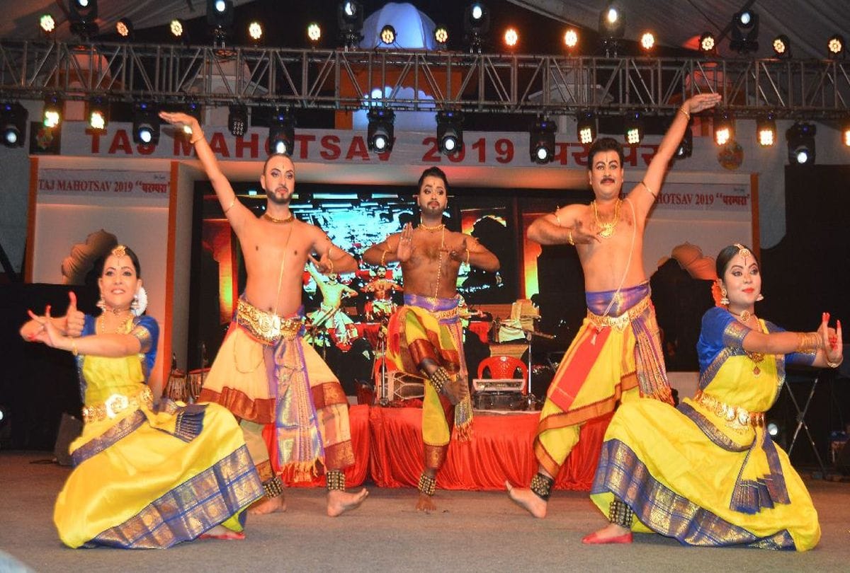 Divyang artists pay tribute to martyrs in Taj Mahotsav