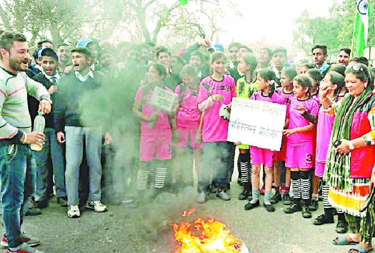 ईसपुर में छात्रों ने फूंका पाकिस्तान का पुतला