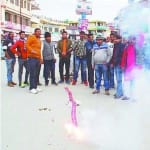 वायुसेना द्वारा आतंकी ठिकानों को तबाह करने पर चंपावत में पटाखे फोड़ खुशी मानते लोग।