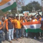 गोरखपुर में जश्न मनाते लोग