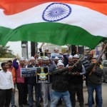 पाकिस्तान पर हमले के बाद जश्न मनाते लोग