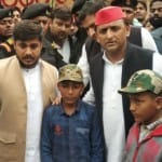 शहीद रामवकील के बच्चों के साथ अखिलेश यादव