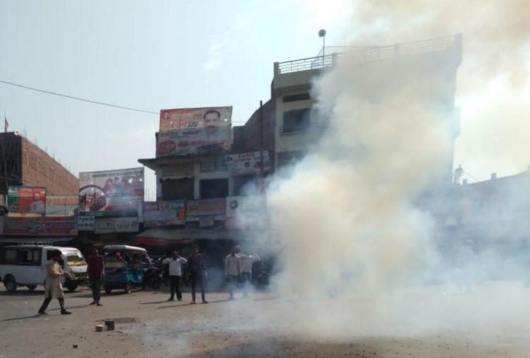 पाकिस्तान पर एयर स्ट्राइक के बाद जश्न का माहौल, कहीं होली तो कहीं