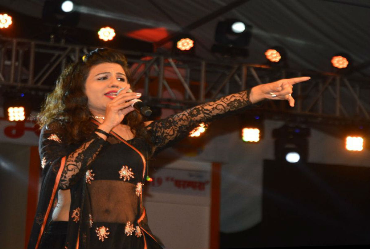 jalebi bai fame singer ritu pathak performance in taj mahotsav