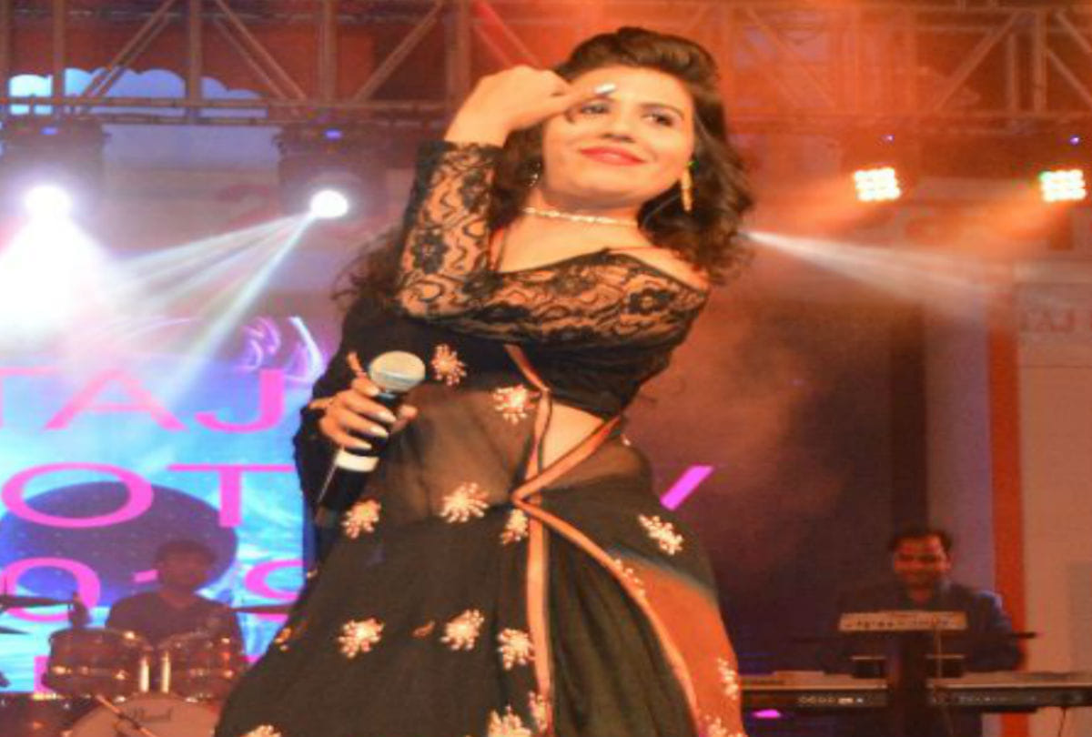 jalebi bai fame singer ritu pathak performance in taj mahotsav
