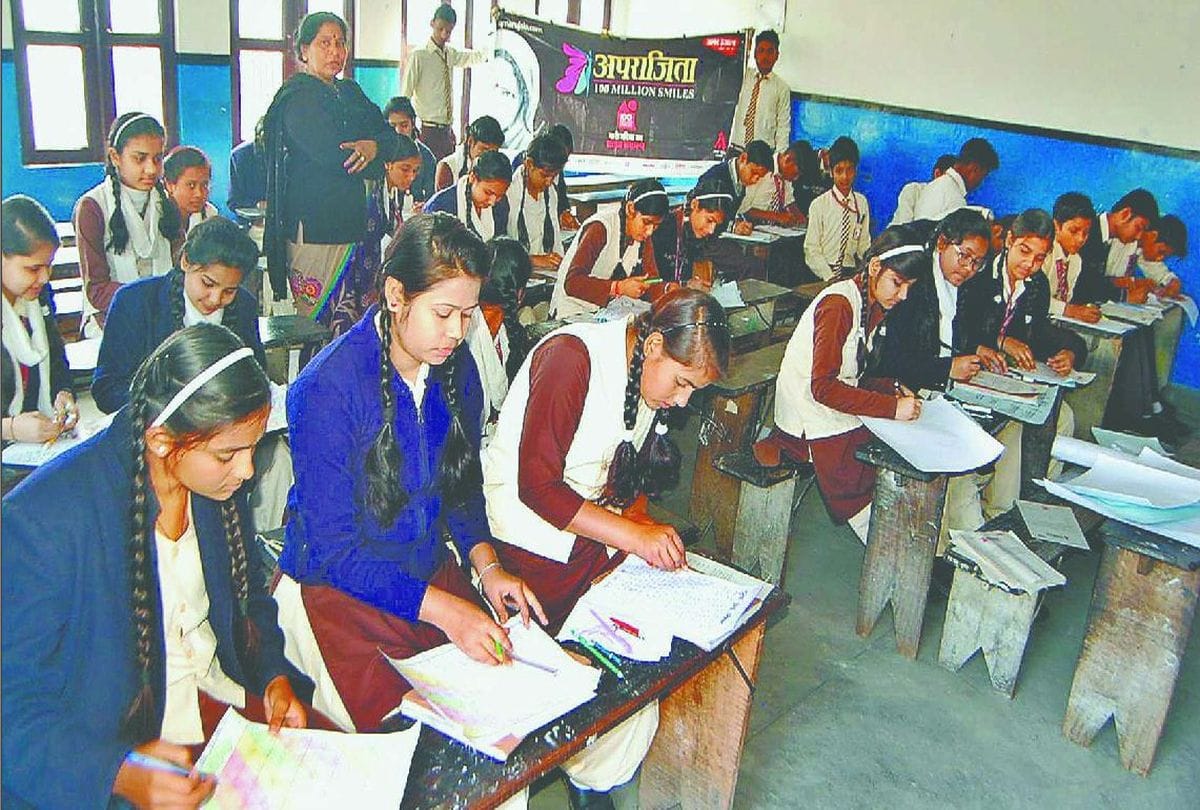 Aparajita 100 Million Smiles school girls aware for voting in firozabad