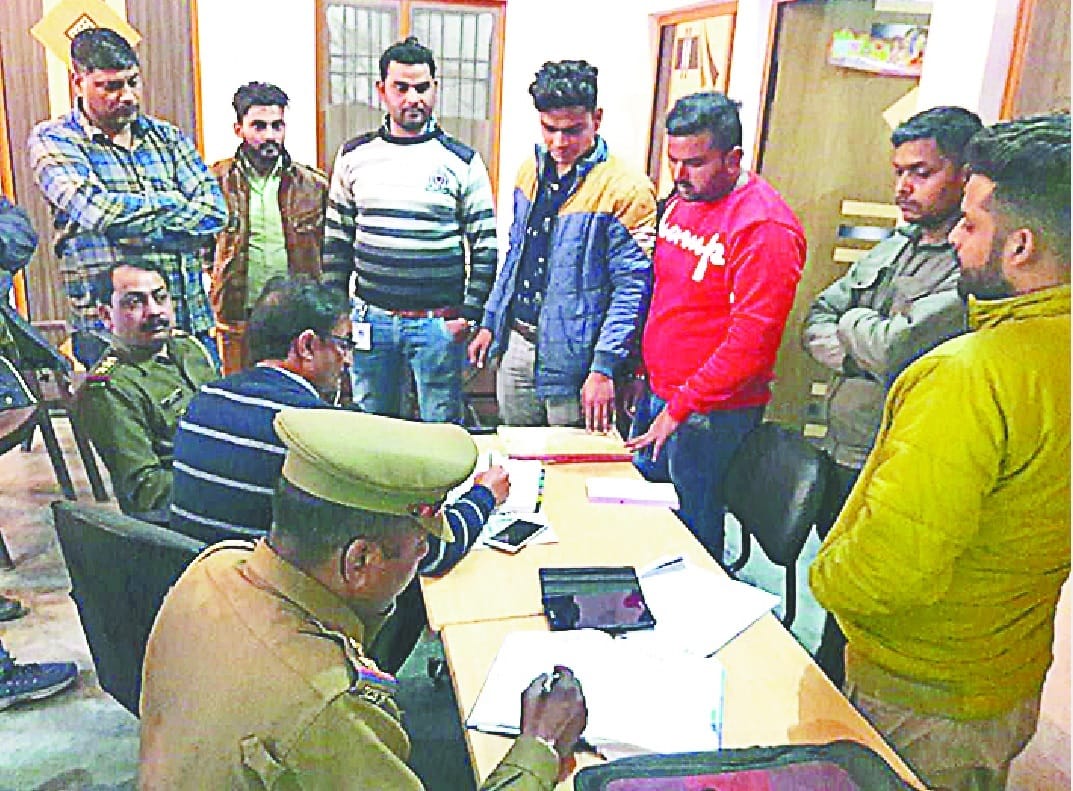 8.28 lakh looted by employees of Finance Company in Jan Sath