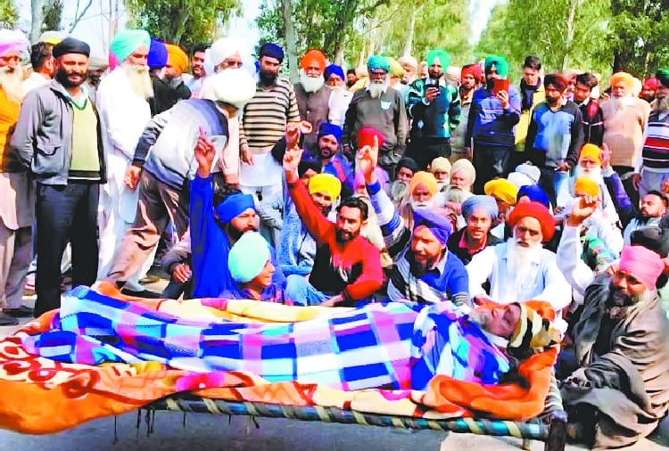 Kartarpur Corridor, Farmers Protest against NHAI Officers Team